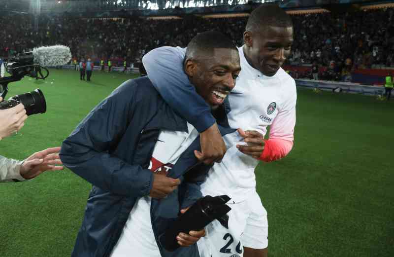 Nordi Mukiele celebra a Dembélé después de su actuación ganadora en el partido