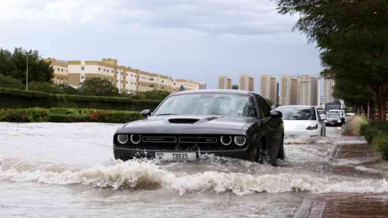 Dubai sufre inundaciones: aeropuerto cerrado después de que los Emiratos Árabes Unidos recibieran 18 meses de lluvia en un día.